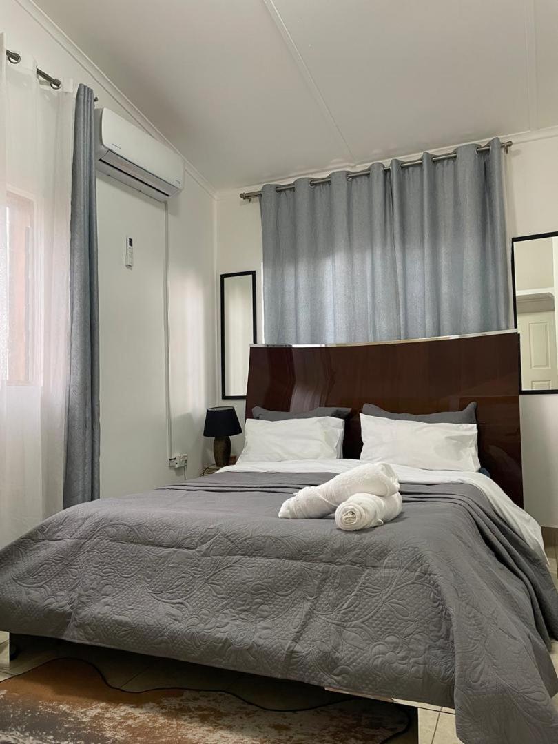 Sanctuary Aparthotel-Ac-Garden- Solar-Wi-Fi -Firepit-Park-Carport Lusaka Luaran gambar